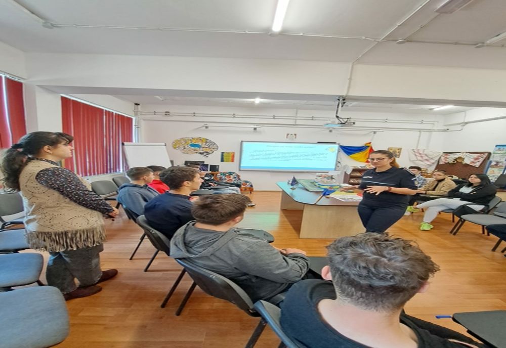 Dialog al polițiștilor buzoieni cu liceeni și părinți despre alegeri și consecințe