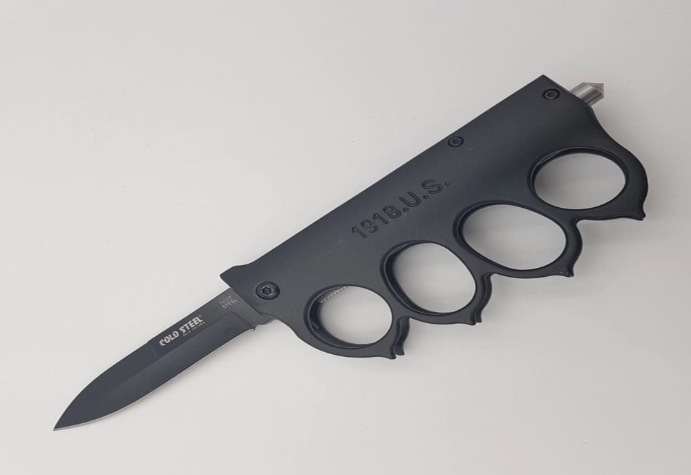 Minori depistați de polițiști având asupra lor un pumnal metalic, obiect fabricat sau confecționat anume pentru lovire