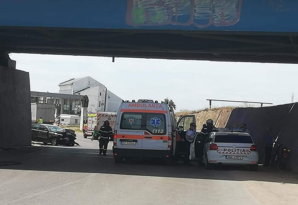 Accident cu trei persoane rănite pe breteaua de sub podul de la Mărăcineni