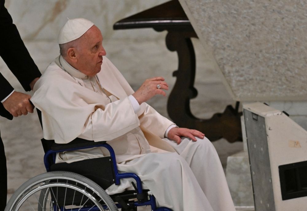 Vaticanul transmite că recuperarea Papei Francisc decurge bine după intervenţia chirurgicală