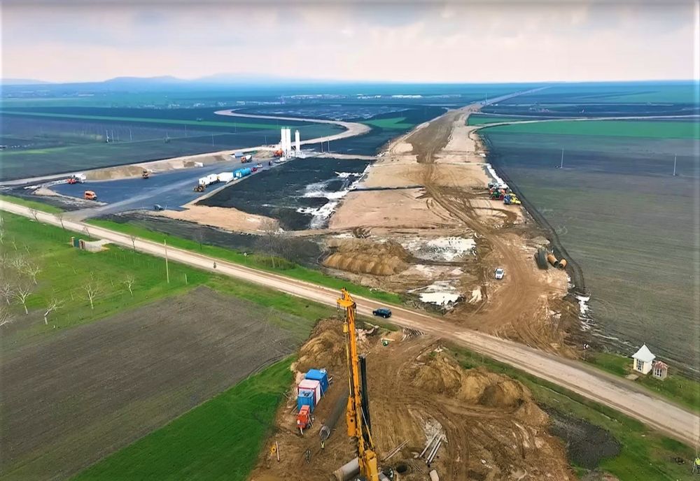 Foto: Peste 1600 de muncitori lucrează la construcția autostrăzii A7, pe tronsoanele cuprinse între Buzău și Rm. Sărat