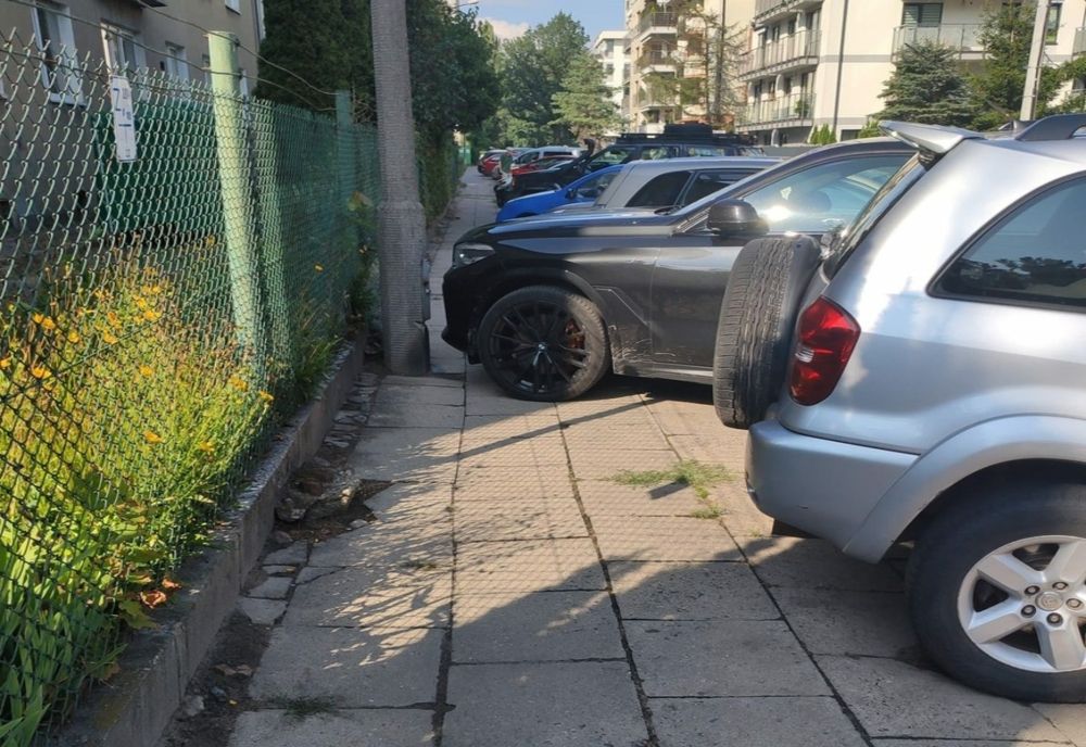 Este legal să parchezi mașina jumătate pe trotuar, jumătate în stradă? Modificări recente în Codul Rutier