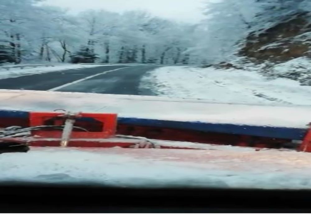 Continuă deszăpezirea pe Transfăgărășan
