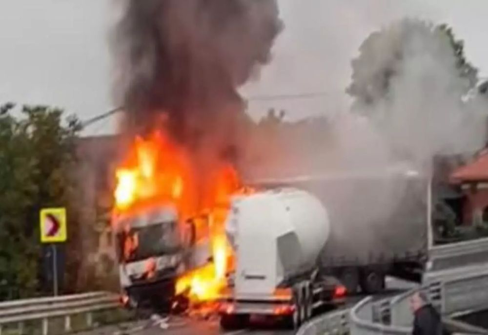 O AUTOCISTERNĂ ÎNCĂRCATĂ CU GPL A LUAT FOC PE A7