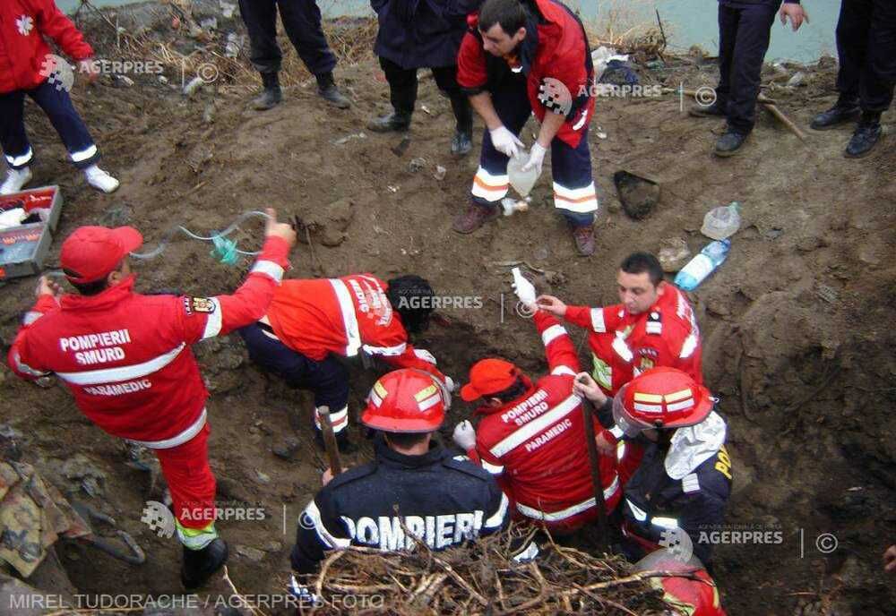 PATRU PERSOANE SURPRINSE DE UN MAL DE PĂMÂNT; TREI SCOASE ÎN VIAŢĂ, UNA A DECEDAT