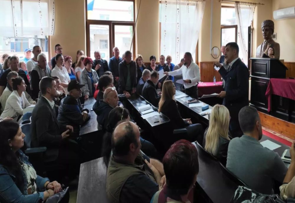 GEORGE SIMION, ÎN MIJLOCUL ROMÂNILOR DIN BRAD, DAȚI AFARĂ DE LA FABRICĂ. ”CER INTERVENȚIA PREMIERULUI ȘI A MINISTRULUI ECONOMIEI” 