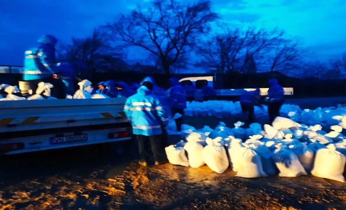 Viitură pe râul Putna: diguri mobile și mii de saci de nisip instalate pentru protejarea localității Mircești