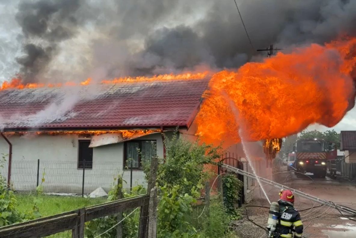 Incendiu de violent în județul Buzău. Pompierii din două județe încearcă să stingă flăcările care au cuprins două case -VIDEO