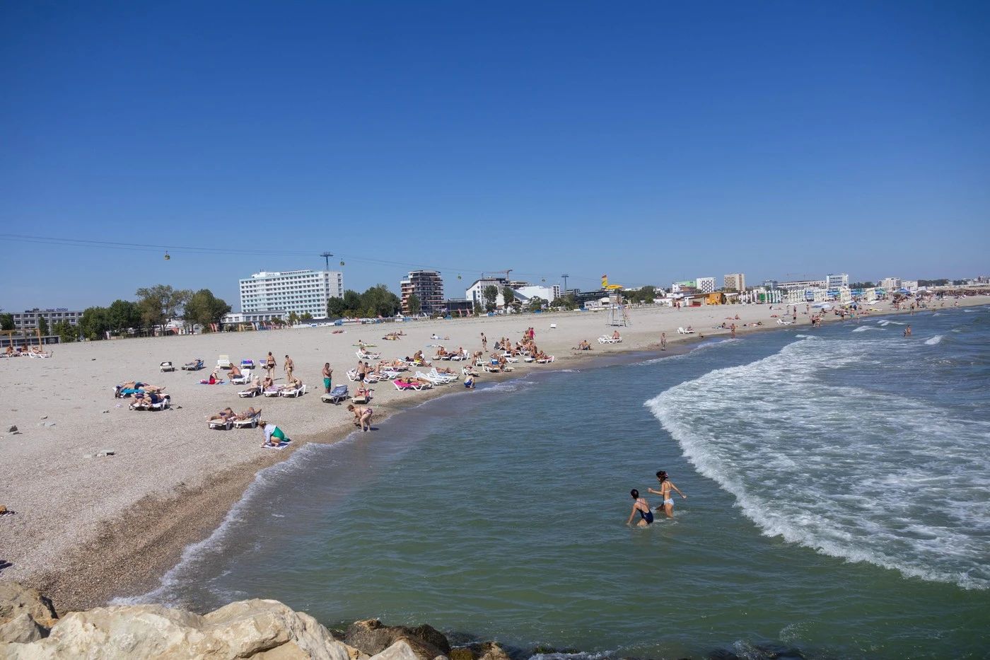 Litoralul a fost luat cu asalt de Rusalii! Zeci de mii de turiști au umplut stațiunile de la Marea Neagră
