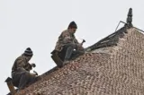 Lăsau casele fără acoperiș și cereau zeci de mii de lei. Trei bărbați trimiși în judecată pentru șantaj și tâlhărie