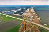 Foto: Peste 1600 de muncitori lucrează la construcția autostrăzii A7, pe tronsoanele cuprinse între Buzău și Rm. Sărat
