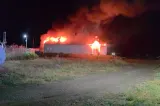 Incendiu puternic la o hală cu baterii de stocare a energiei din Buzău. Pompierii intervin de la o distanță de 200 de metri-VIDEO