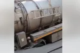 Autospecială căzută într-o groapă apărută în asfalt, la Buzău. Reacția Companiei de Apă VIDEO