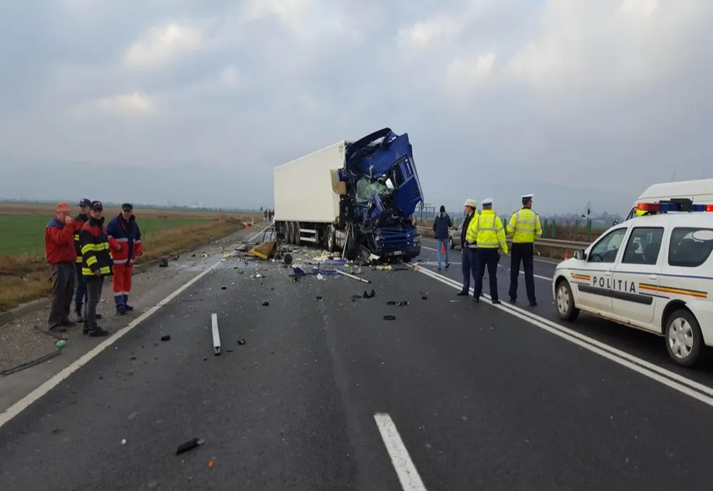 Un tir plin cu păsări s-a răsturnat la Padina