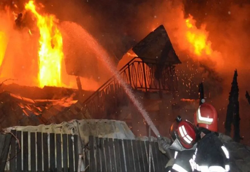 Bătrân salvat din foc, în ultimul moment