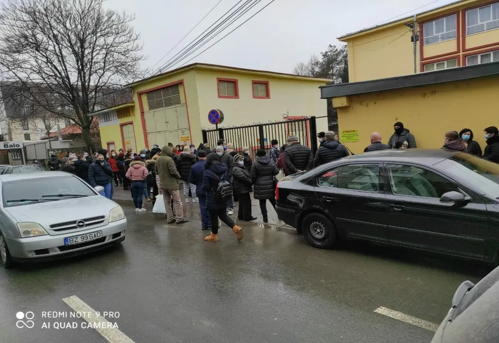 Buluceală de părinți bunici în fața școlii nr. 11 din Buzău