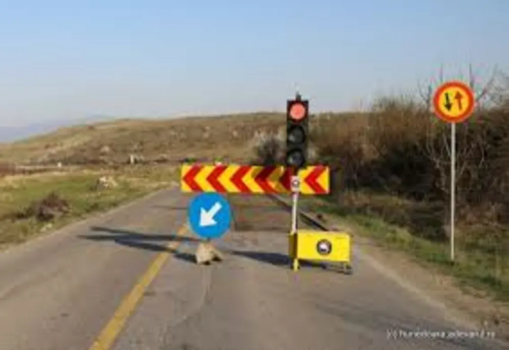 Reținut 24 de ore pentru că a furat un semafor de pe un drum aflat în lucru