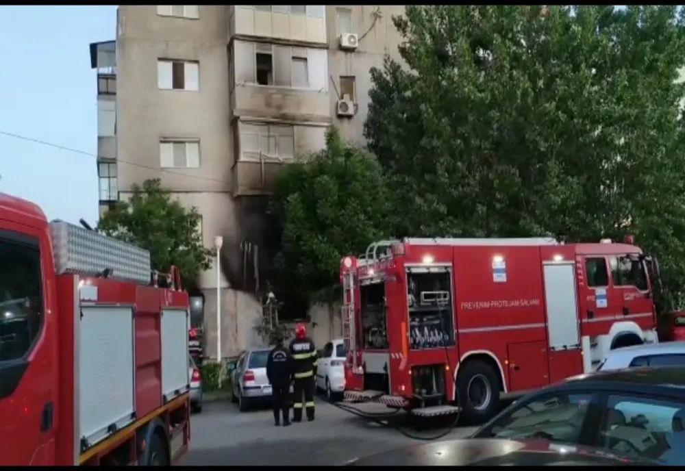 Casa scării inundată cu fum în urma unui incendiu