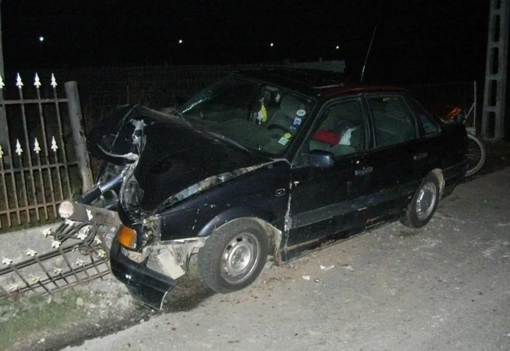 Un șofer beat a intrat cu mașina într-un gard