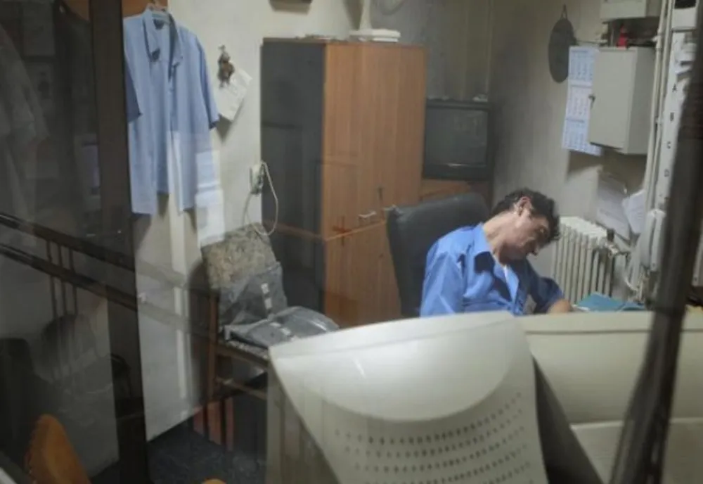Poliţiştii au depistat un agent de pază care dormea pe timpul executării serviciului