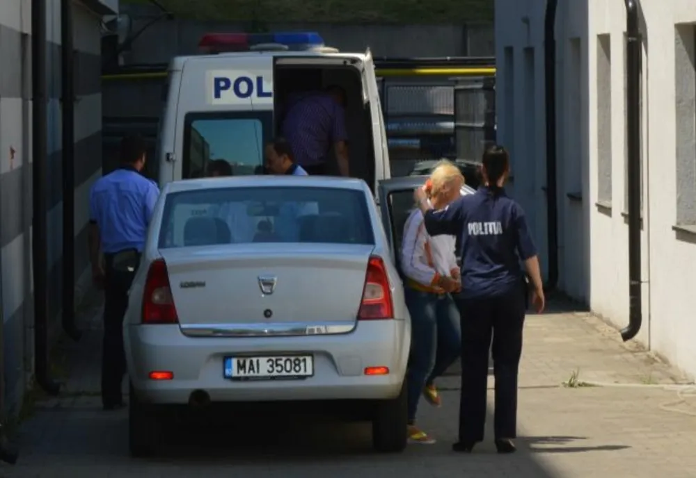 Mandate de arestare preventivă pentru 30 de zile pentru tâlhărie calificată