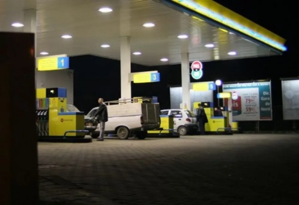 A sustras un autoturism dintr-o staţie de alimentare cu combustibil din municipiul Râmnicu Sărat