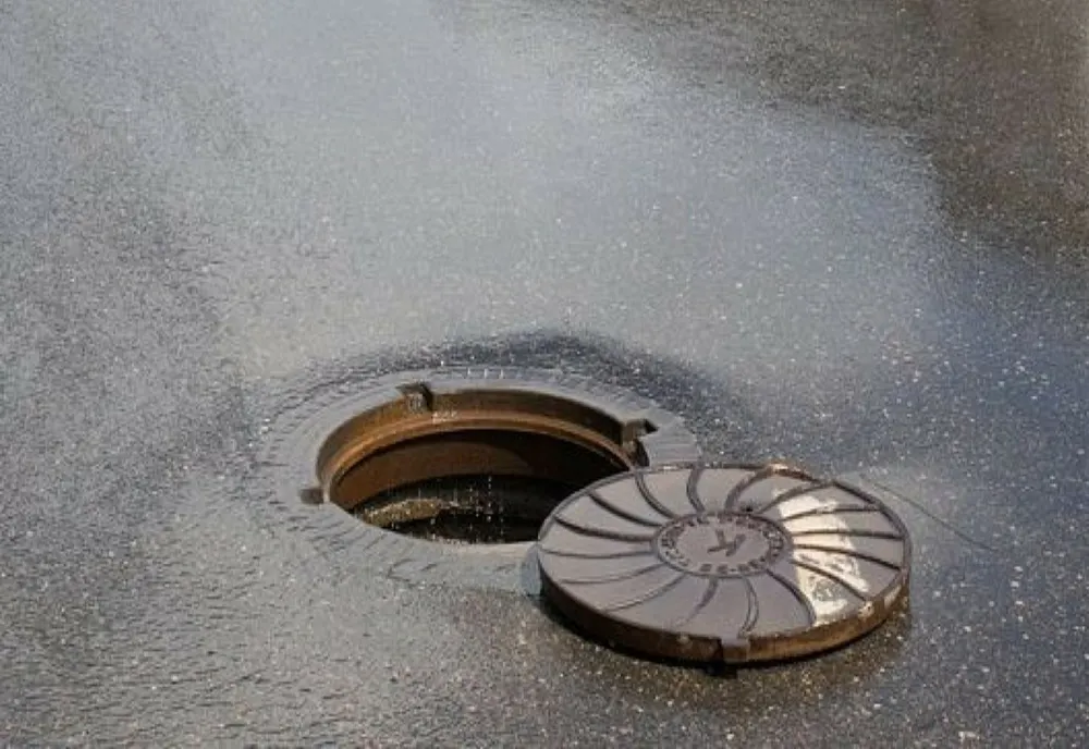 Reținut pentru 24 de ore după ce a furat un capac de canalizare
