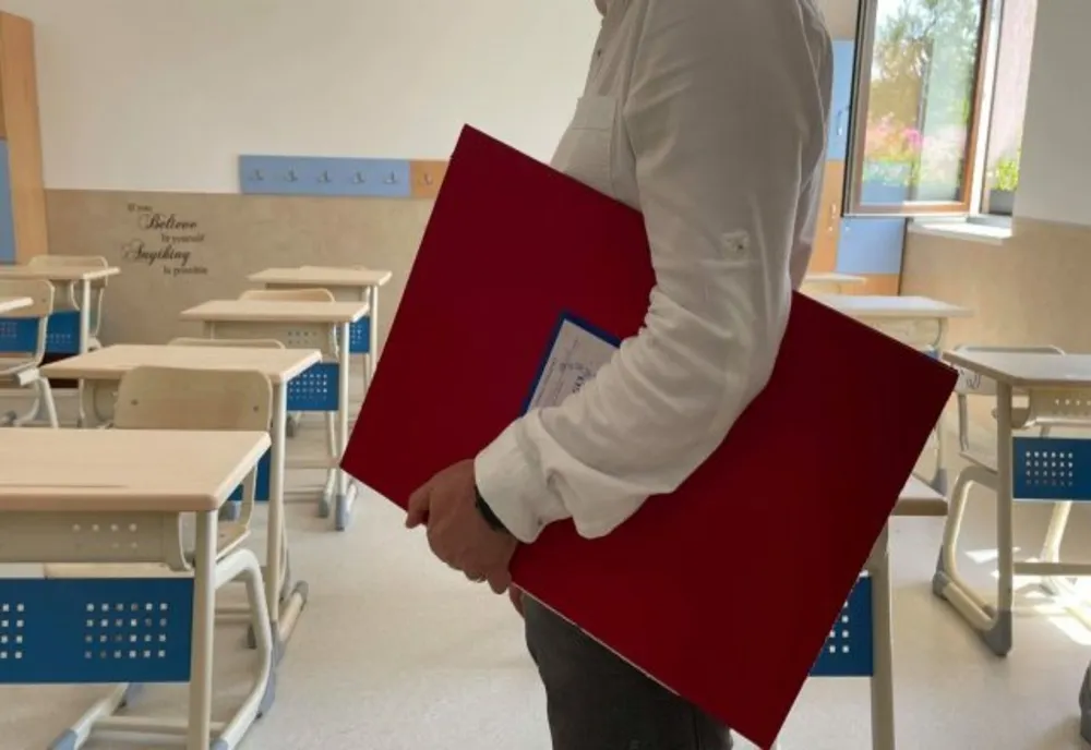 Un profesor din Buzău a sărutat o elevă și s-a ales cu trei ani de închisoare