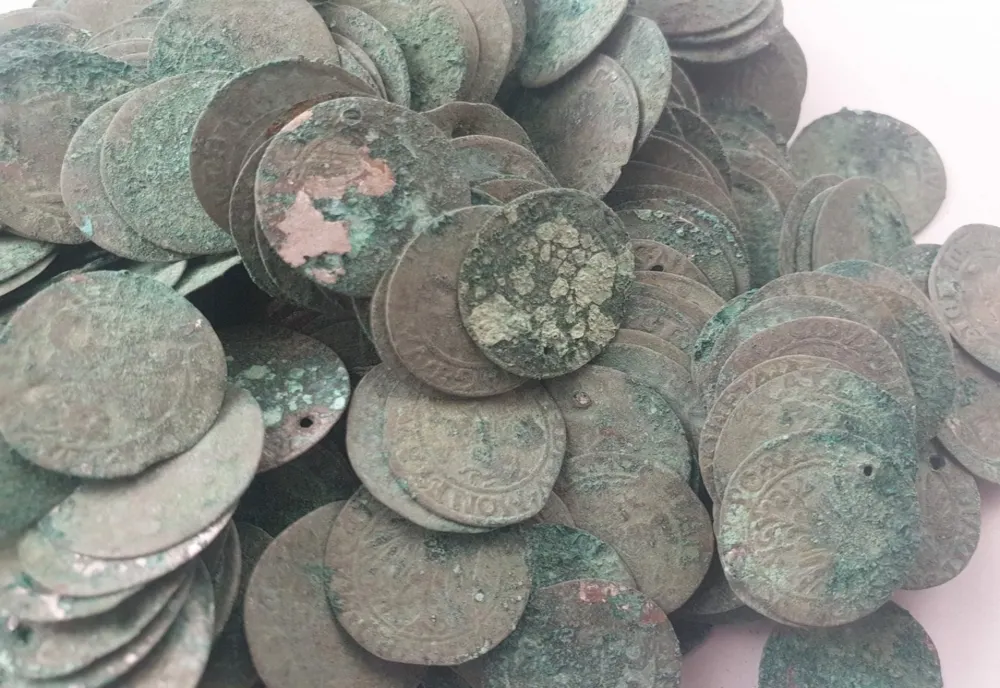 Șapte buzoieni „detectoriști” au primit recompense în sumă de 10.085,40 euro, pentrudescoperirea arheologică din comuna Costești, zona Pădurea Spătaru, județul Buzău