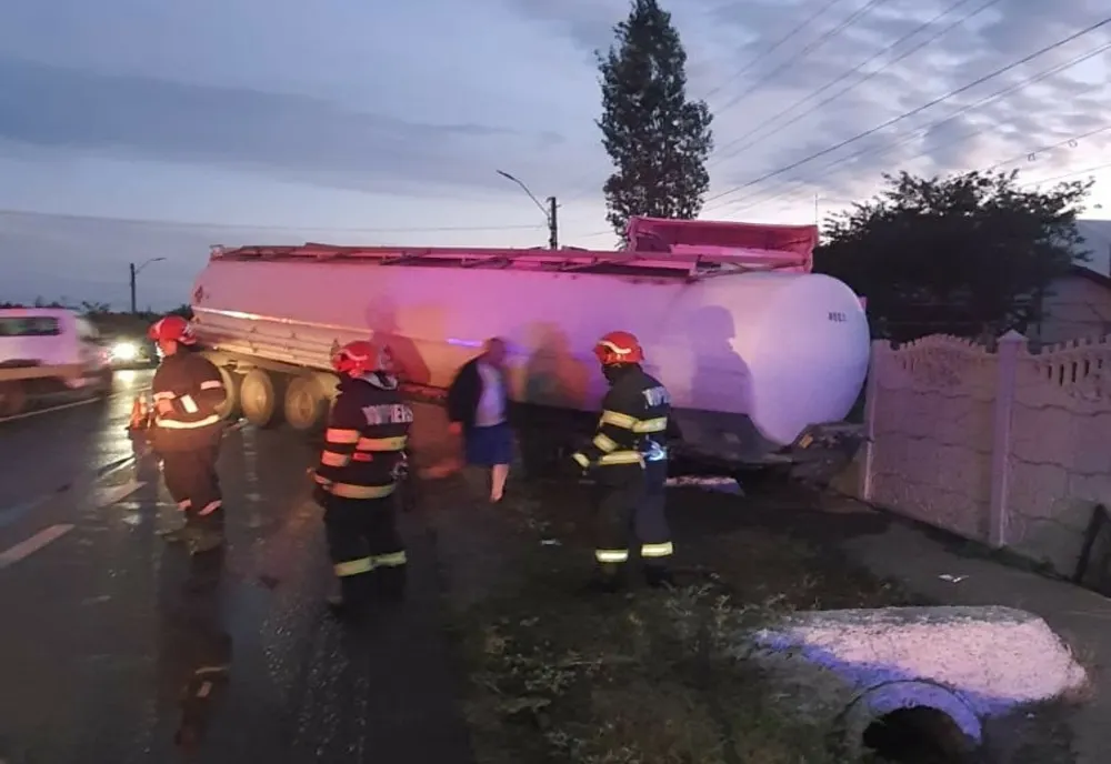 Cisternă răsturnată pe DN2E85, în localitatea Limpeziș