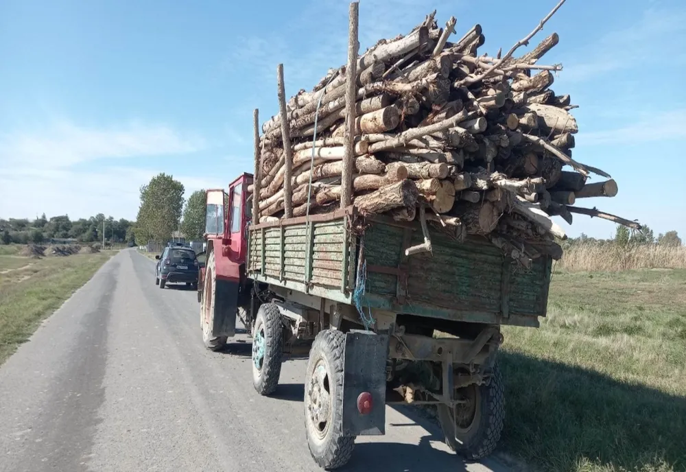 Un brăilean de 58 de ani, fără permis de conducere, conducea un ansamblu rutier neînmatriculat