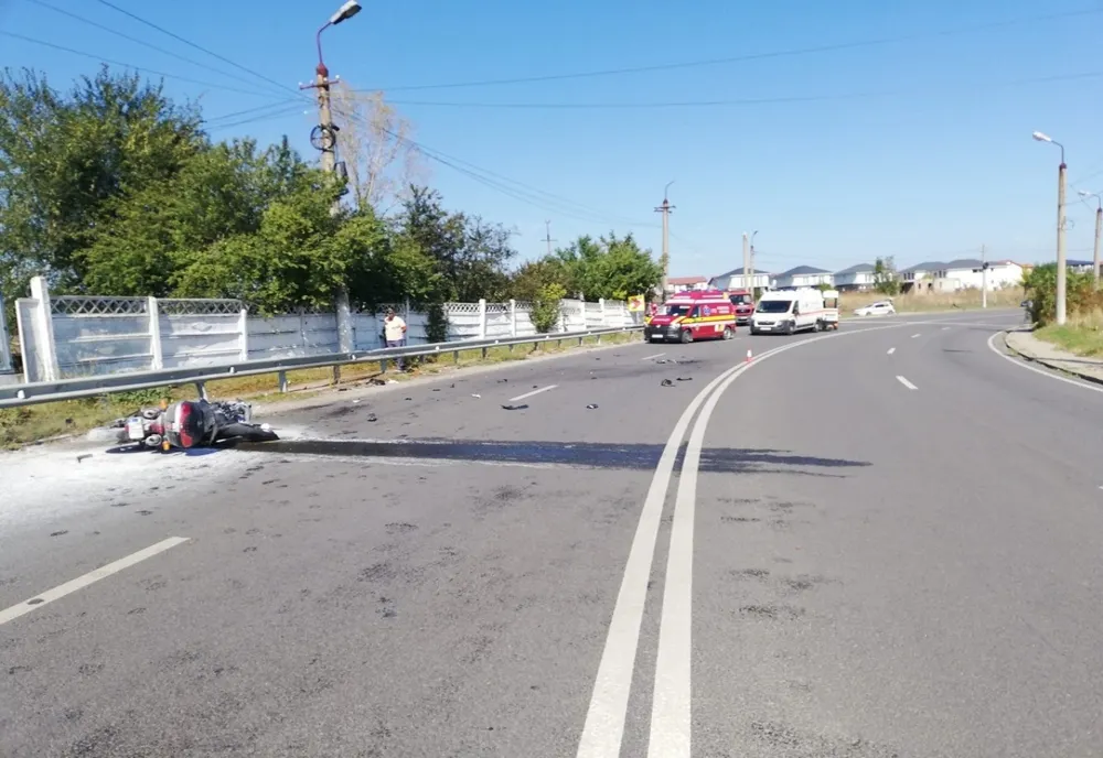 Motociclistul rănit în accidentul în care a fost implicată Monica Macovei, transportat de urgență la București
