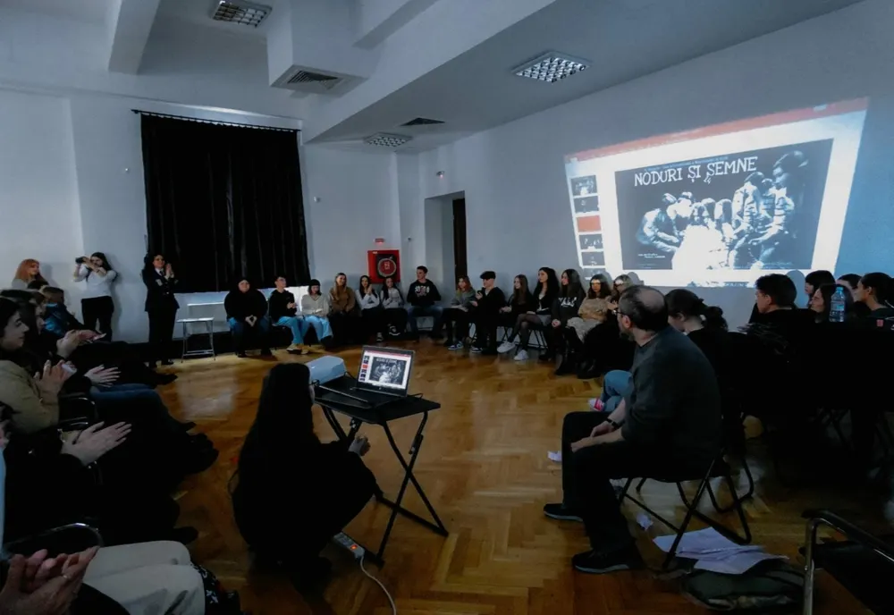 Video: Ziua Internațională a Nonviolenței în Şcoli, transpusă în scenă, prin ochii liceenilor Colegiului Național ”B. P. Hasdeu” Buzău