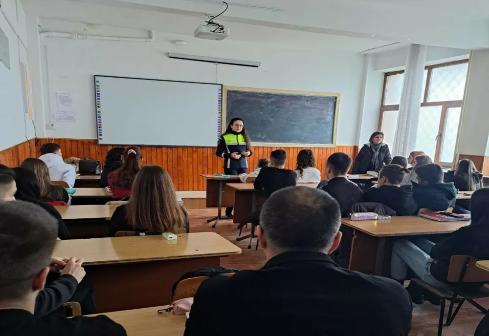 Discuții cu liceenii râmniceni despre navigarea sigură pe internet și consecințele consumului de droguri