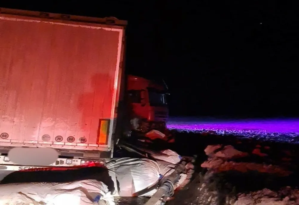 Foto: TIR răsturnat pe DN2E85, în Oreavul