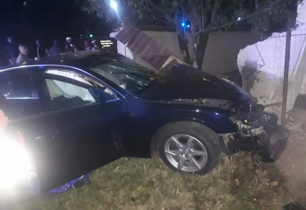 Reţinut de poliţişti după ce a intrat cu mașina de serviciu a tatălui său în gardul unei locuințe. Tânărul era băut și nu avea permis de conducere
