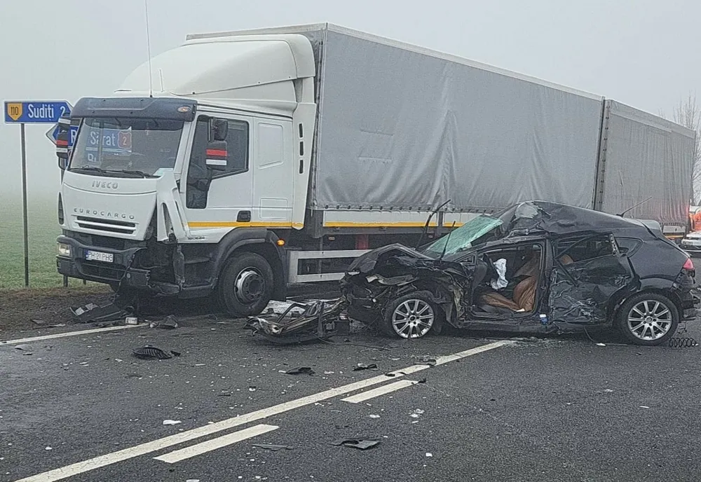 Foto: Grav accident pe DN2E85, în localitatea Poșta Câlnău, la intersecție cu DJ210