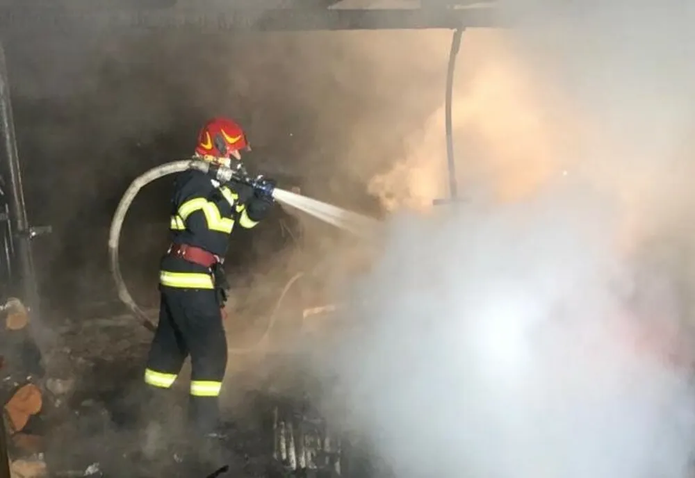 Incendiu la o locuință din localitatea Bâsca Rozilei, oraș Nehoiu