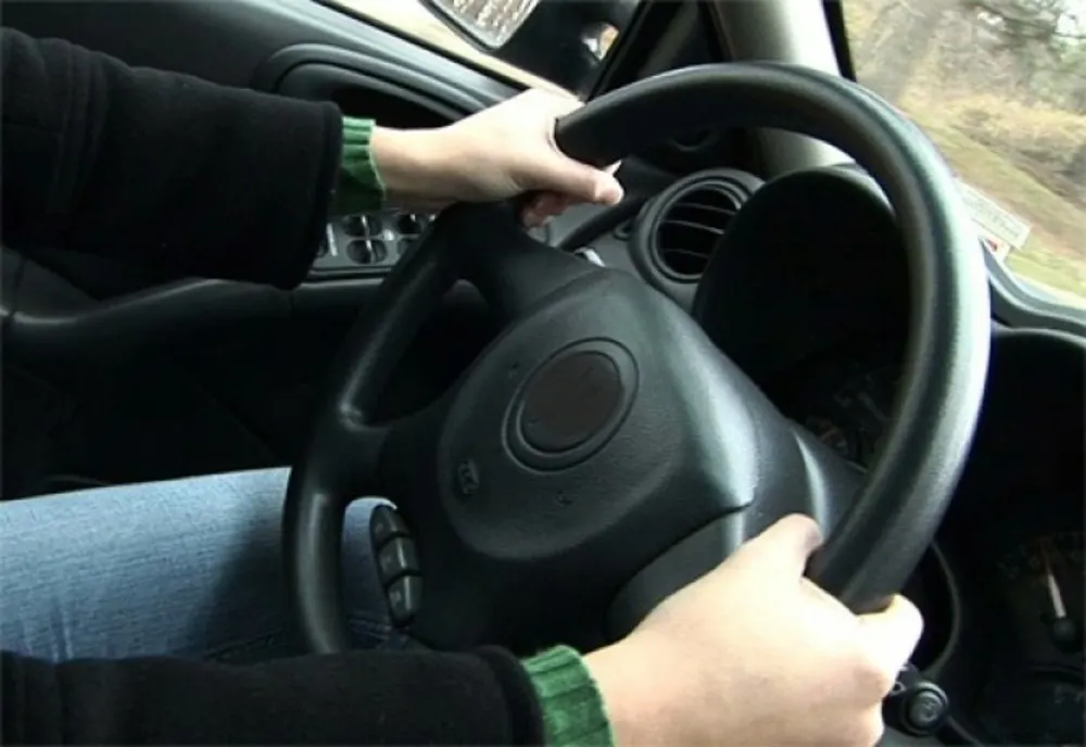 Poliţiştii din Smeeni au interceptat în trafic un autoturism cu trei ocupanţi minori, după ce aceştia au încercat să fugă de echipajul de poliţie 