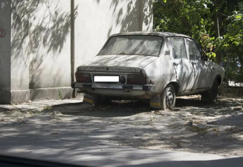 Minor de 13 ani bănuit că a furat o mașină dintr-o curte și apoi a abandonat-o la câteva străzi distanță