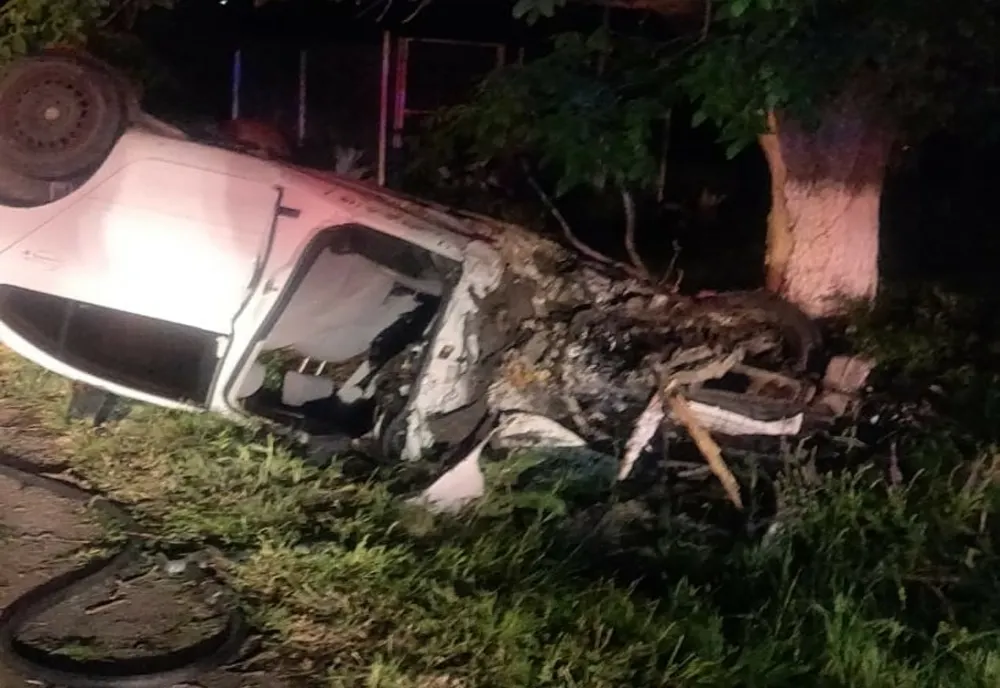 Accident mortal pe DJ203D. O șoferiță a intrat cu mașina într-un copac și s-a răsturnat în afara părții carosabile