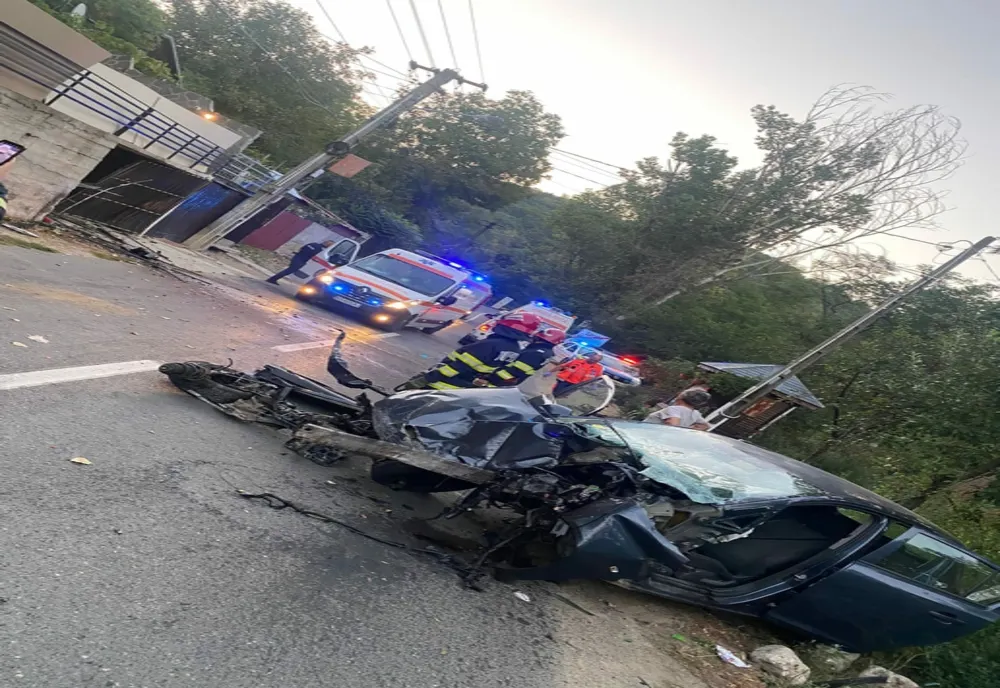 Două tinere de 18 ani, din Buzău, rănite după ce au intrat cu mașina în zidul unui imobil