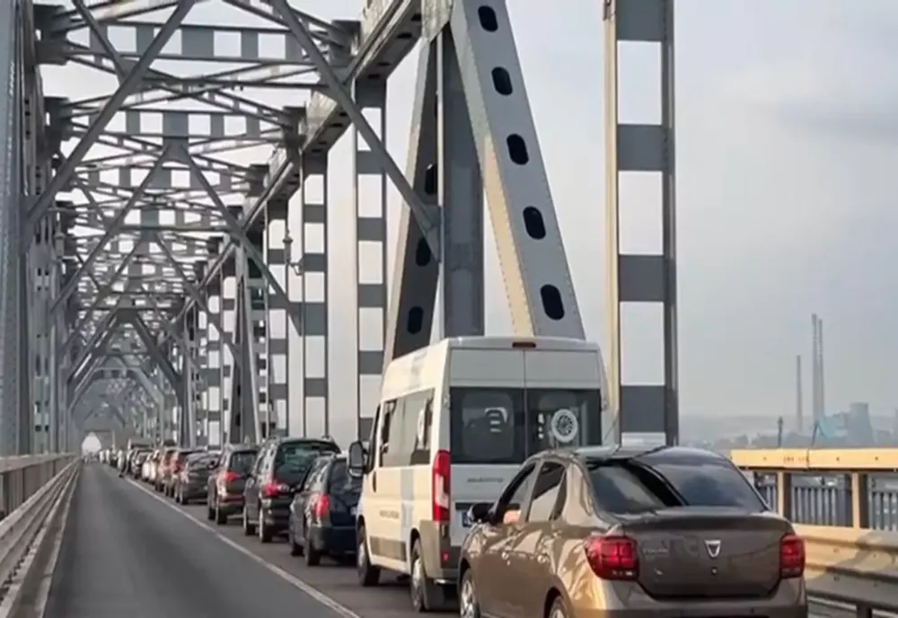 REPARAȚIILE LA PODUL GIURGIU-RUSE, RELUATE DE ASTĂZI: CIRCULAȚIA SE VA DESFĂȘURA PE O SINGURĂ BANDĂ