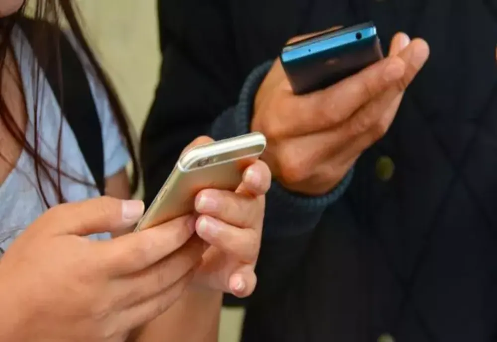 O NOUĂ ÎNȘELĂCIUNE FACE VICTIME PE BANDĂ RULANTĂ: TELEFOANE LA 49 DE LEI