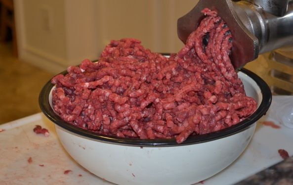 Peste 50 de kilograme de carne tocată de pui, suspectă de Salmonella, retrase de la vânzare în Buzău