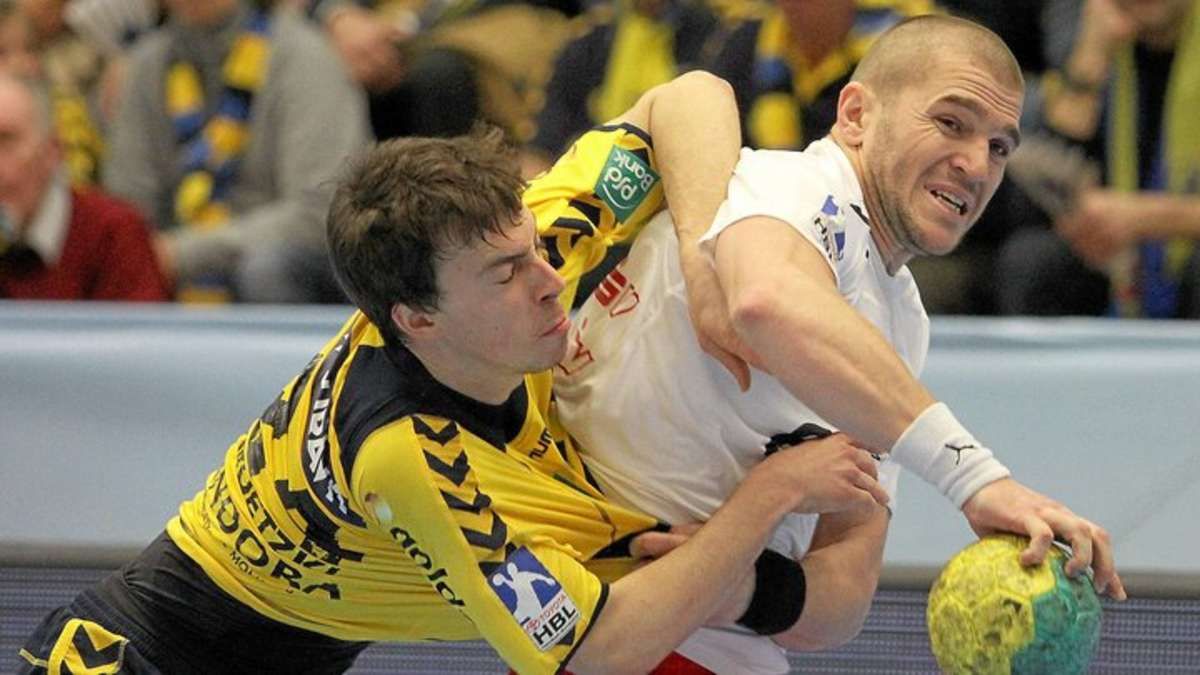 1570275085-harter-zweikampf-patrick-groetzki-rhein-neckar-loewen-links-melsunger-alin-florin-sania-foto-hahn-kef