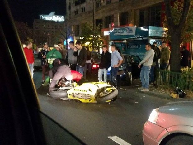 accident-cumplit-in-centrul-bucurestiului-o-motocicleta-lovita-in-plin-de-o-masina-342228