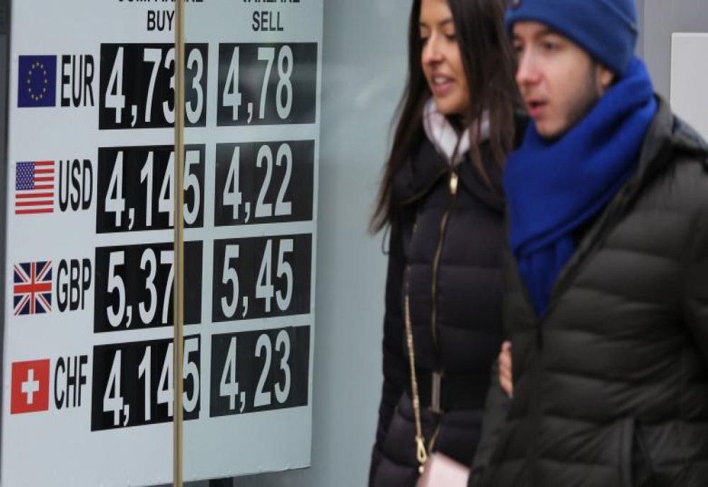  Euro depășește maximul istoric întregistrat luni. Cursul stabilit de BNR: 4,7759 lei/euro 