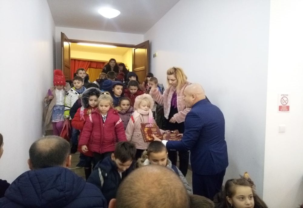 Surpriză a Consiliului Județean pentru cei mici. Piesă de teatru și dulciuri pentru aproape 500 de copii