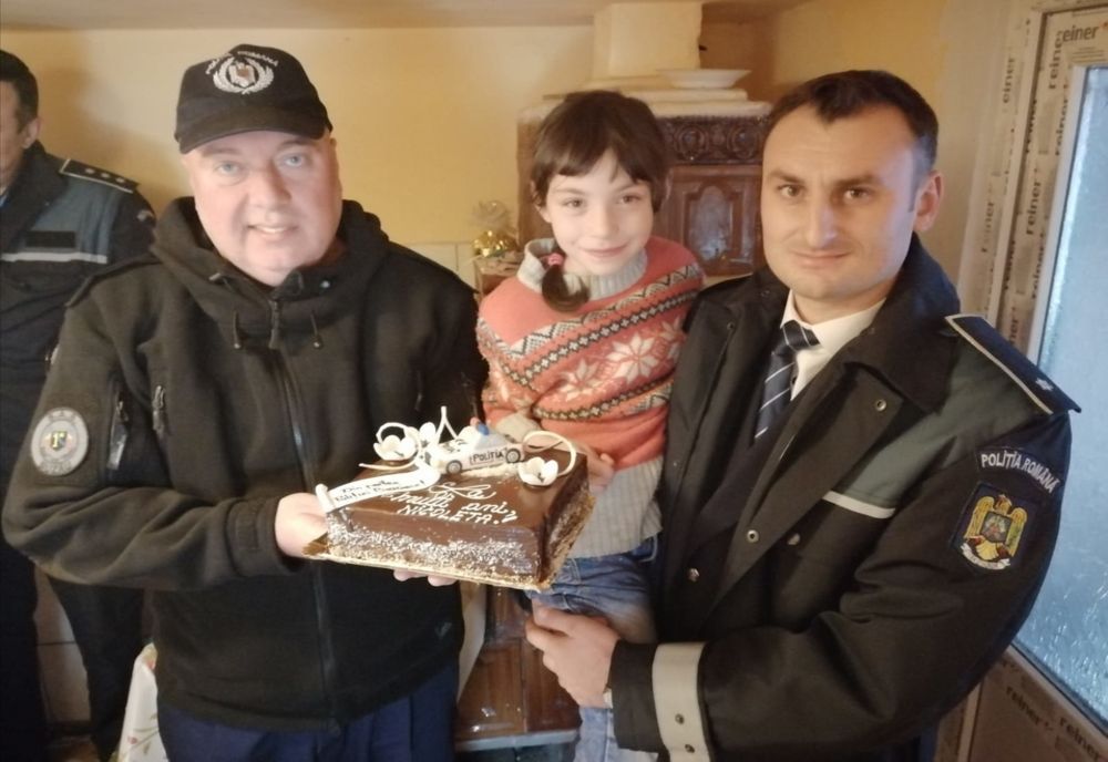 Vizită de suflet a polițiștilor buzoieni. Nu au uitat fetița pe care au salvat-o